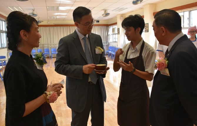 教育局杨润雄局长品尝仁济二中学生亲手冲调的咖啡，并借机了解学生的学习生活