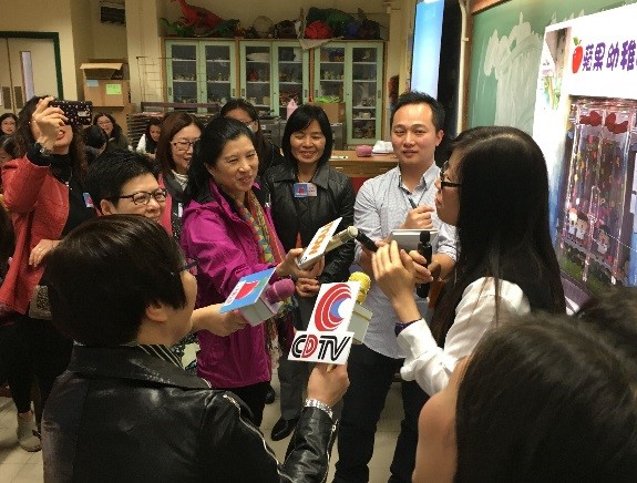 Mr. LEUNG Wing-lok, Senior journalist experienced the media handling skills with Principals and teachers through role-play and simulated interviews