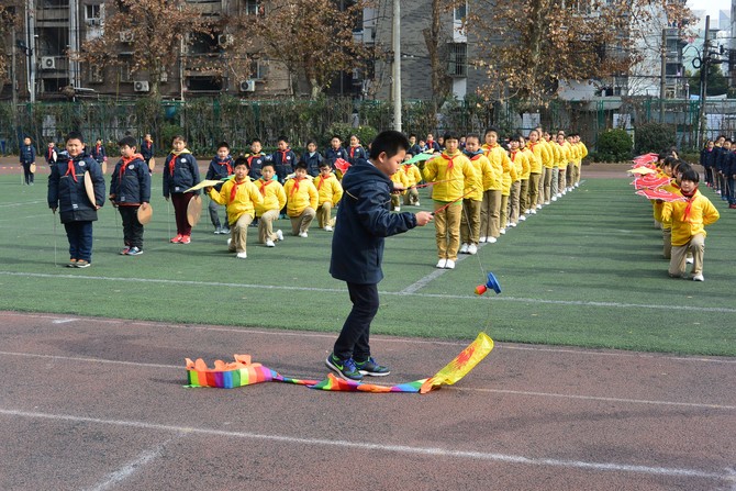 南京市五老村小学学生献技欢迎仁济团队到访