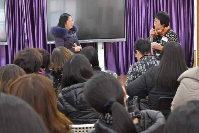 南京师范大学郭良菁教授(左)分享该学院的幼师培训课程
