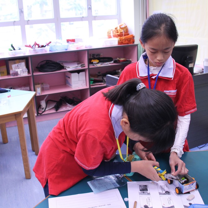 来自广州及台湾的小学生体验陈耀星小学的校本STEM课程，以小组形式运用环保再用物料制作电动车