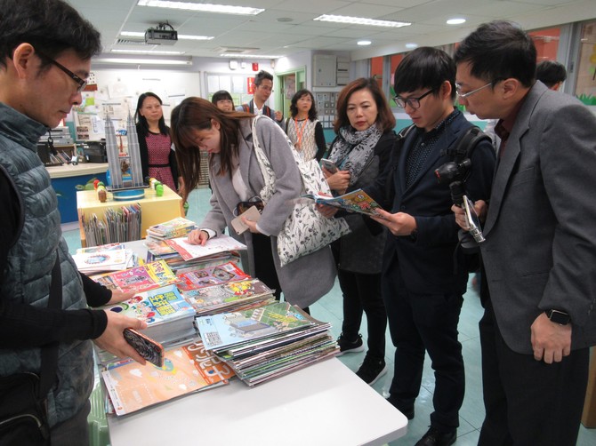 来自内地及台湾的家长及教师，对本地教科书十分感兴趣