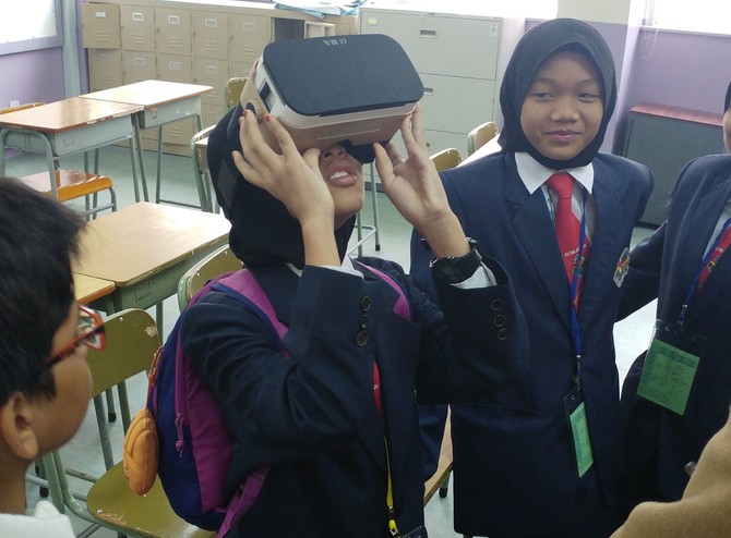 马来西亚小学生投入虚拟实境(VR)