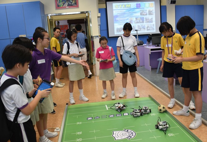 校庆典礼翌日，仁济二中举行数理游踪开放日，吸引屯门区不少小学生及街坊到来，体验学校STEM教学活动