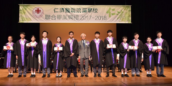 香港大學署理校長譚廣亨教授頒發畢業證書予仁濟院屬中學畢業生代表