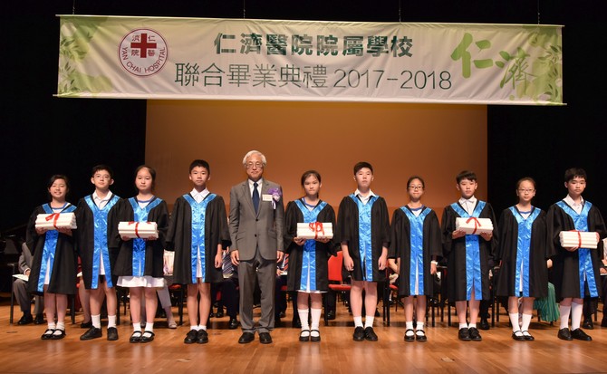 香港大学署理校长谭广亨教授教授颁发毕业证书予仁济院属小学毕业生代表