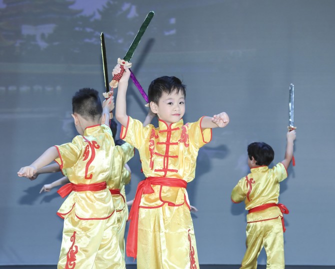 仁济山景幼儿表演「晨起舞剑斗志高」