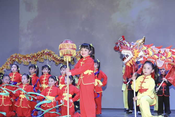 仁濟九龍崇德社幼兒表演「龍旗耀武襟飄帶」