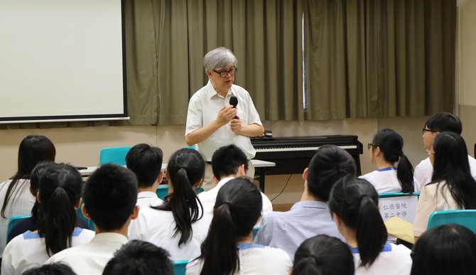 旅学团出发前，大会特意邀请珠海学院一带一路研究所所长陈文鸿教授为师生讲课，做好准备