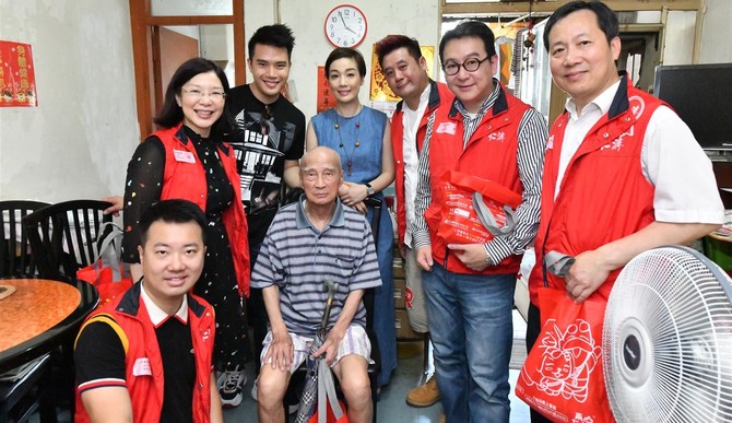 仁濟醫院董事局馮卓能主席(右二)、王賢訊副主席(左一)陪同主禮嘉賓民政事務總署謝小華署長(左二)及「仁濟慈善大使」麥長青、「仁濟慈善之星」江美儀及陳浚霆等一眾嘉賓親身到訪石圍角邨探訪獨居長者，派發愛心福袋獻關懷