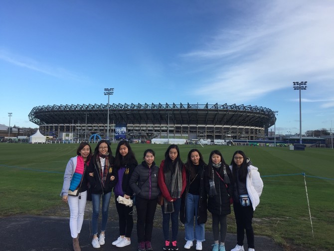学生於爱丁堡Murrayfield Stadium观赏榄球赛事