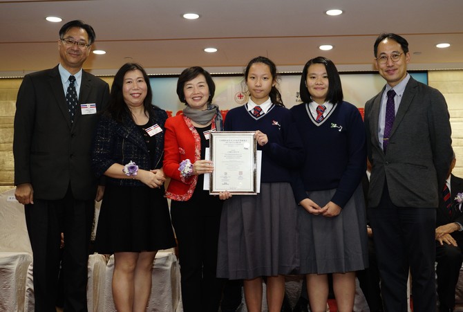 仁济医院顾问局秘书苏陈伟香女士BBS(左三)颁发奖项予得奖中学的师生代表