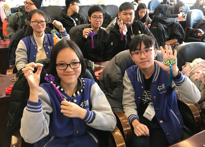 院屬學生展示親手製作的中國繩結