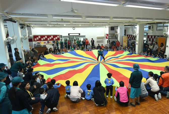 家長與幼兒一同體驗傳統遊戲的樂趣