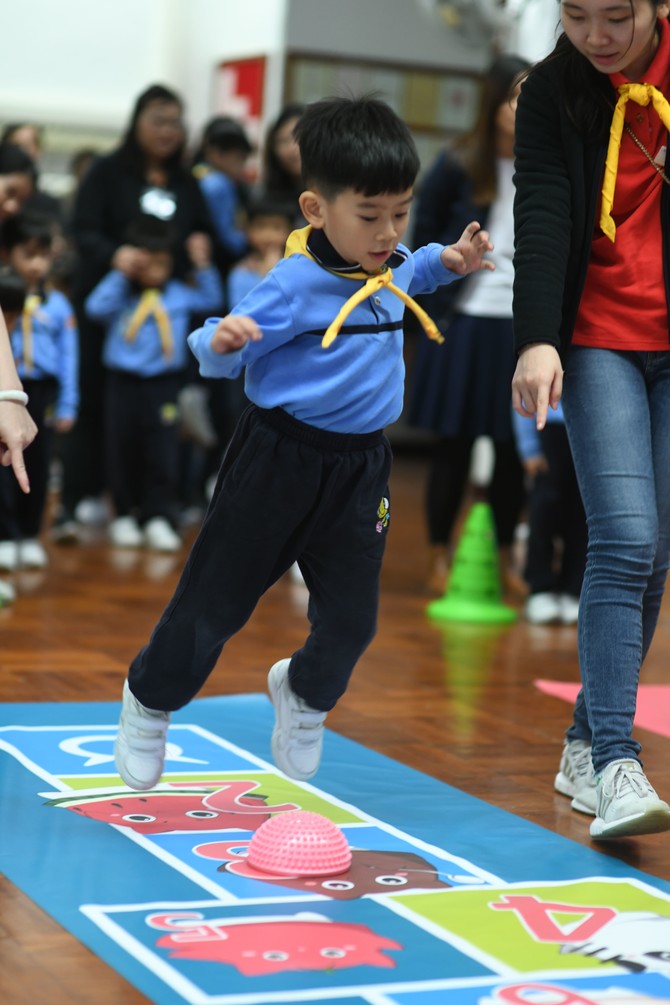 幼儿开心地跳飞机