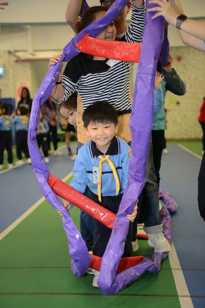 家長與幼兒化身親子火車進行遊戲