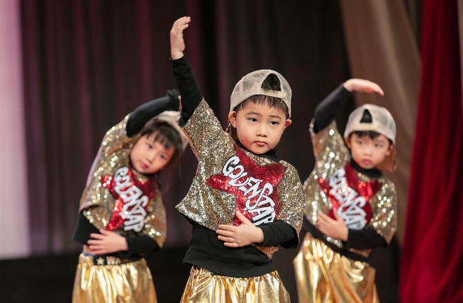 仁济医院裘锦秋幼稚园/幼儿中心幼儿精灵活泼，投入表演