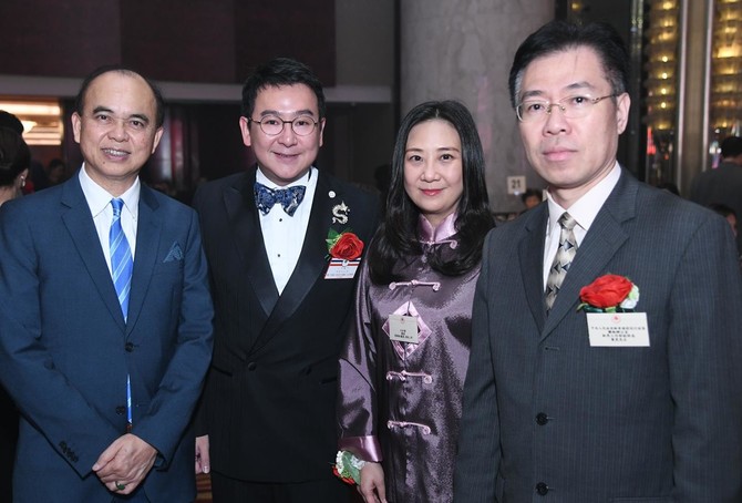 主席冯卓能先生（左二）与政府官员合照