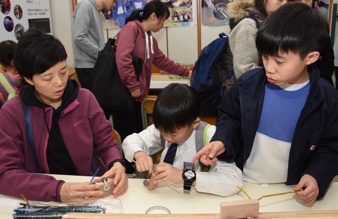 大小朋友动手制作Nerdy Derby辘辘车，并进行比赛