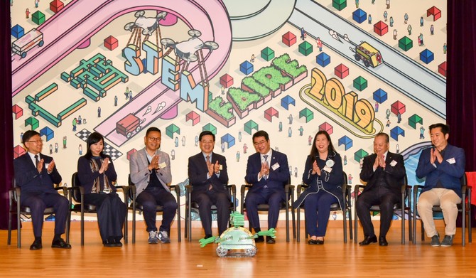 仁济STEM FAIRE 2019 吉祥物机械人与台上嘉宾进行互动