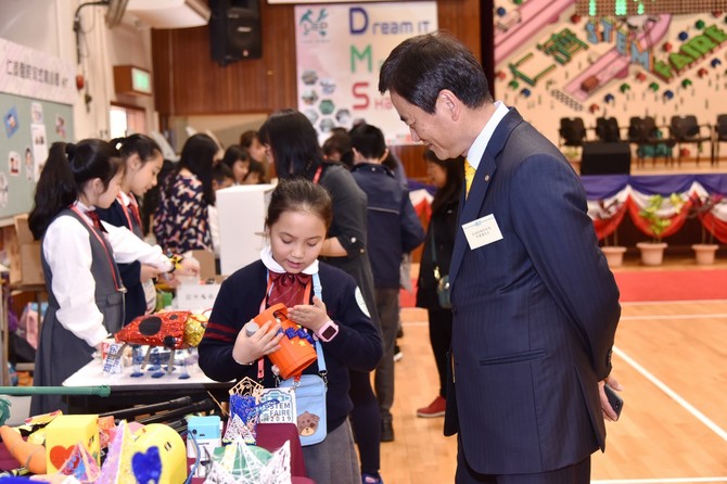 仁济学生向嘉宾介绍智能垃圾筒的设计理念