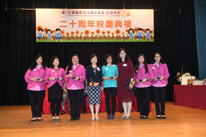 教育局副局長蔡若蓮太平紳士頒發長期服務獎予吳蘭香校長及教職員，感謝她們多年來對學校的無私奉獻