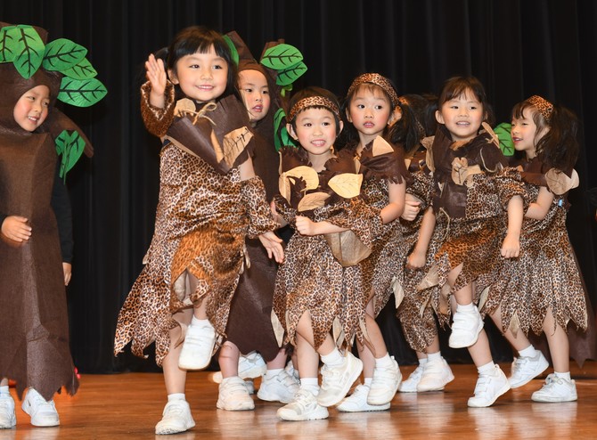 仁济医院方江辉幼稚园/幼儿中心幼儿精灵活泼，投入表演