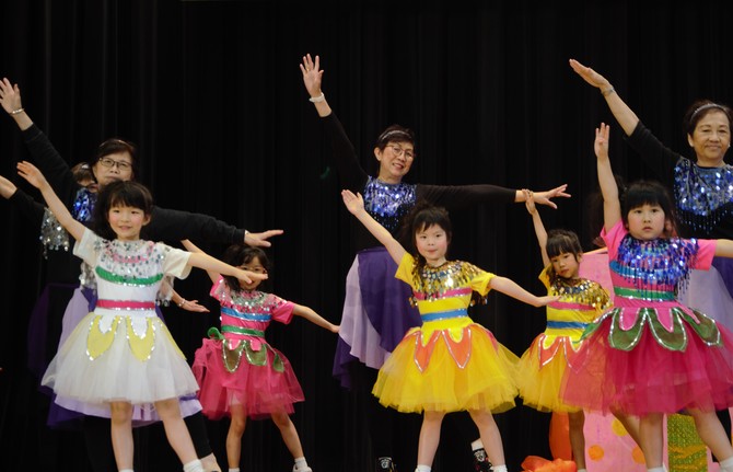 仁濟醫院方江輝幼稚園/幼兒中心幼兒與鄰舍輔導會雅研社鄰里康齡中心長者翩翩起舞，長幼共融