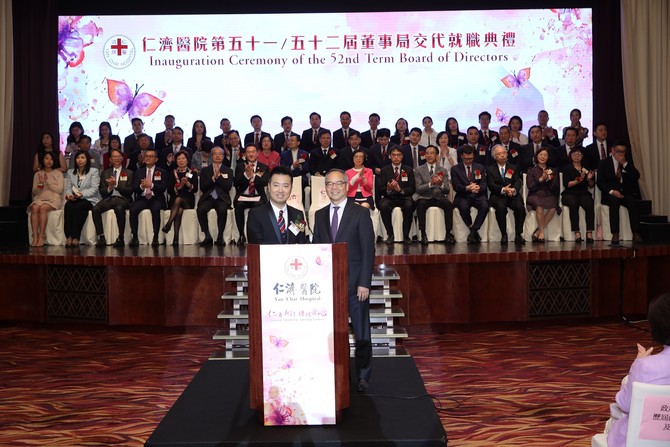 民政事務局劉江華局長主持宣誓儀式，第52屆董事局成員一同宣誓就職