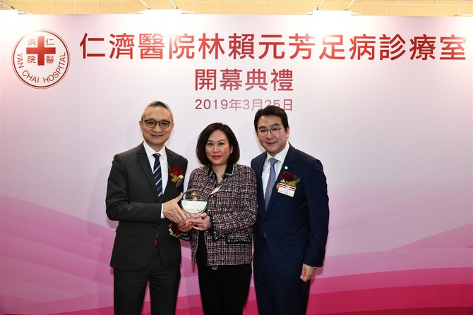 仁濟醫院董事局馮卓能主席(右)陪同主禮嘉賓徐德義副局長致送紀念品予捐款人仁濟醫院顧問局委員林煒珊女士MH