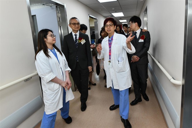 徐德义副局长於典礼后与嘉宾参观新诊疗室设施