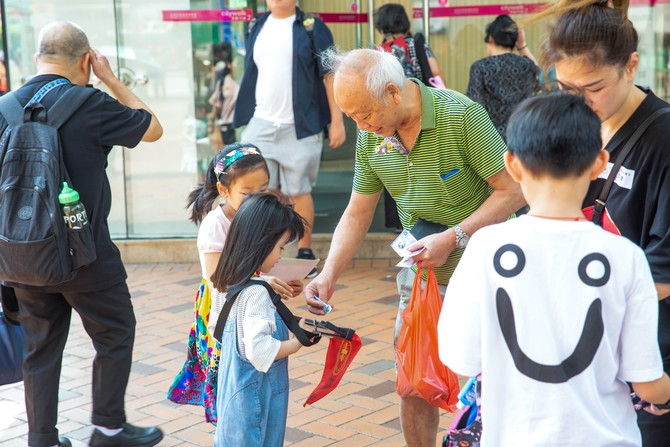 小朋友亦落力賣旗