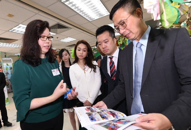 院属方江辉幼稚园/幼儿中心吴兰香校长向杨润雄局长及嘉宾简介幼稚园的艺术绘本创作计划