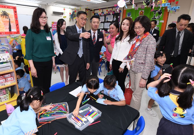 楊潤雄局長及嘉賓參觀校園，觀察幼兒自主遊戲時的情況