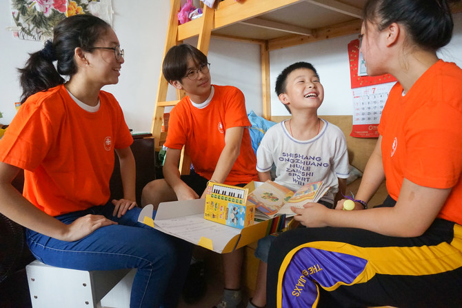 学生们送上礼物与峰仔一起玩乐