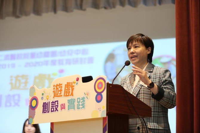 主禮嘉賓教育局首席助理秘書長(幼稚園教育)特別支援蘇婉儀女士致詞時，勉勵教師創設更多元化的學習經歷，讓幼兒能從遊戲中愉快地學習