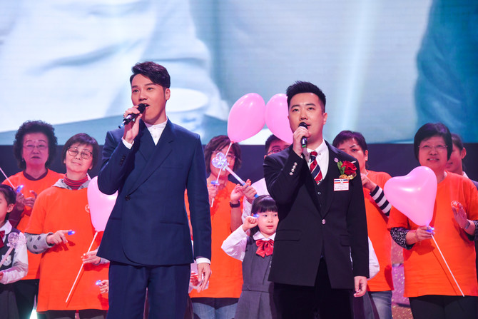 董事局王贤讯主席与其兄长王贤志先生BBS合唱，为当晚节目画上完美句号