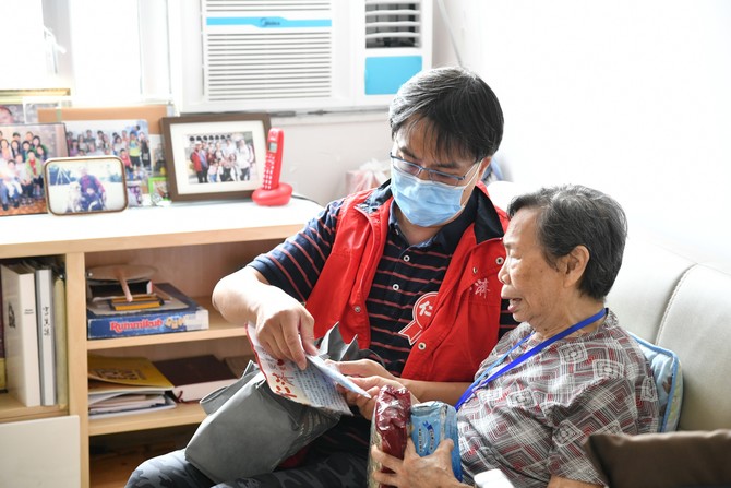 周松東主席探訪石圍角邨長者，並向他們送上愛心福袋