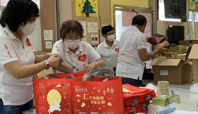 Volunteers from the Yan Chai Volunteer Group packing the fortune bags