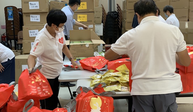 Volunteers from the Yan Chai Volunteer Group packing the fortune bags