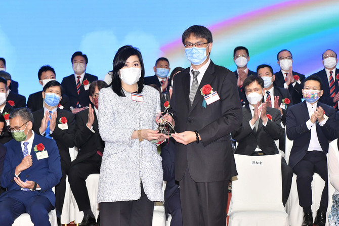 Mr. CHAU Chung-tung, Sam, Board Chairman (Right), the 53rd Term Board Chairman, handing over the seal to Ms. Macy WONG, the 54th Term Board Chairman (Left)
