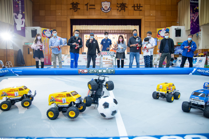 艺人蔡康年、萧丽芠及单俊伟组成艺员组参与「遥控车足球赛」，与嘉宾组对决，气氛热闹
