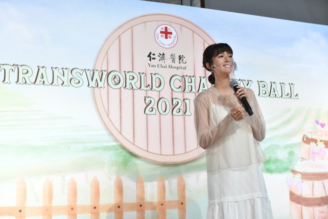 Artist Sisley Choi performed singing on stage 