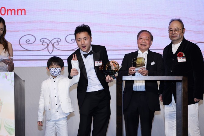 Yan Chai Board Director Mr. Derek Cheung oubidded in the auction and won a piece of precious glass art made from "Tittot"