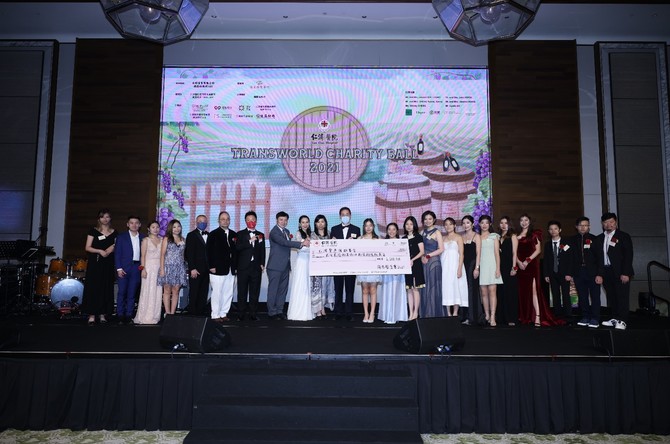 The chairman of Transworld 2021, Mr. Gary Chu and the chairwoman of Yan Chai Board, Ms. Macy Wong along with under secretary for commerce and economic development, Mr. Bernard Chan Pak-li received a presentation cheque from the Transworld's committees  