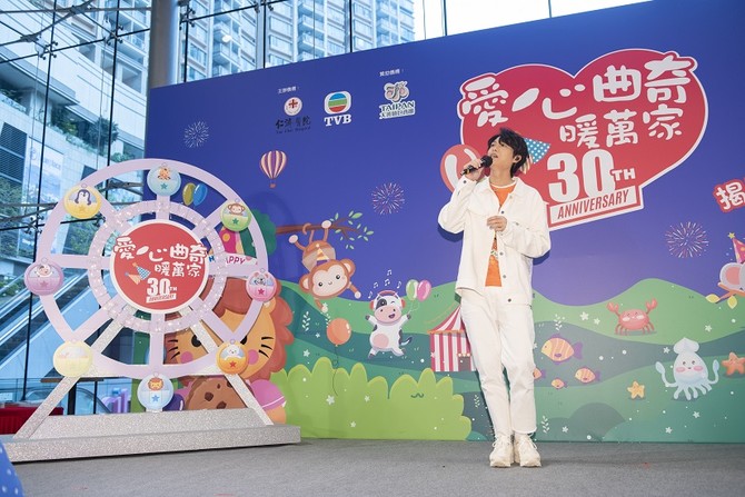 歌手胡鸿钧於现场献唱并呼吁市民支持仁济