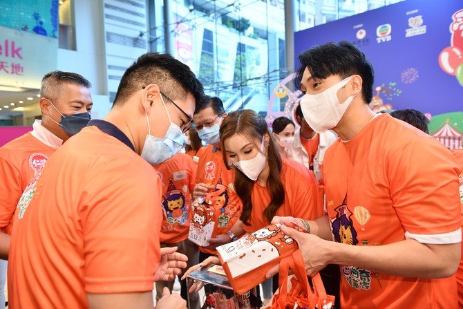 一眾港姐及藝員落力地向董事局成員及市民勸銷愛心曲奇