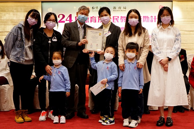 香港教師會榮譽會長兼評審委員會委員高家裕教授(左三)頒發獎項予得獎幼稚園的師生代表