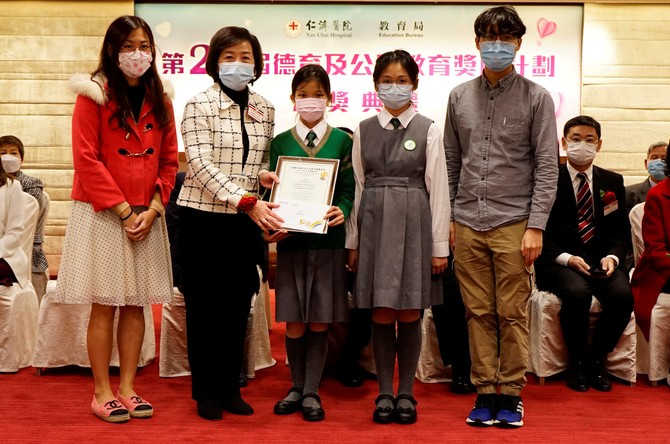 仁濟醫院顧問局委員蘇陳偉香女士SBS BBS (左二)頒發獎項予得獎小學的師生代表