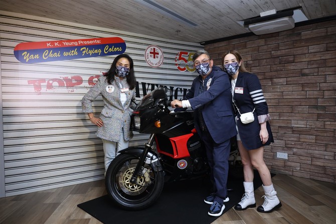 (左起)嚴徐玉珊顧問、嚴玉麟顧問及嚴紀雯總理與電影中曾出現過的經典電單車Kawasaki GPZ900R合照
